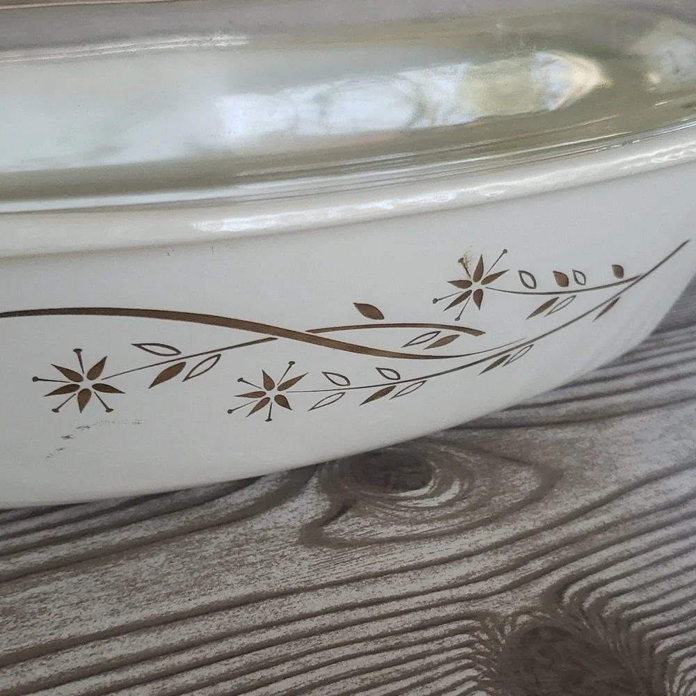Pyrex vintage golden honeysuckle caserole dish 2.5 qt.